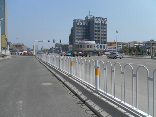 隔離帶護(hù)欄網(wǎng)圖片2