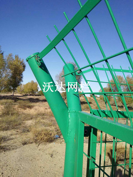 內(nèi)蒙古烏拉特中旗油井護(hù)欄網(wǎng)工程圖片3 內(nèi)蒙古烏拉特中旗油井護(hù)欄網(wǎng)工程圖片3