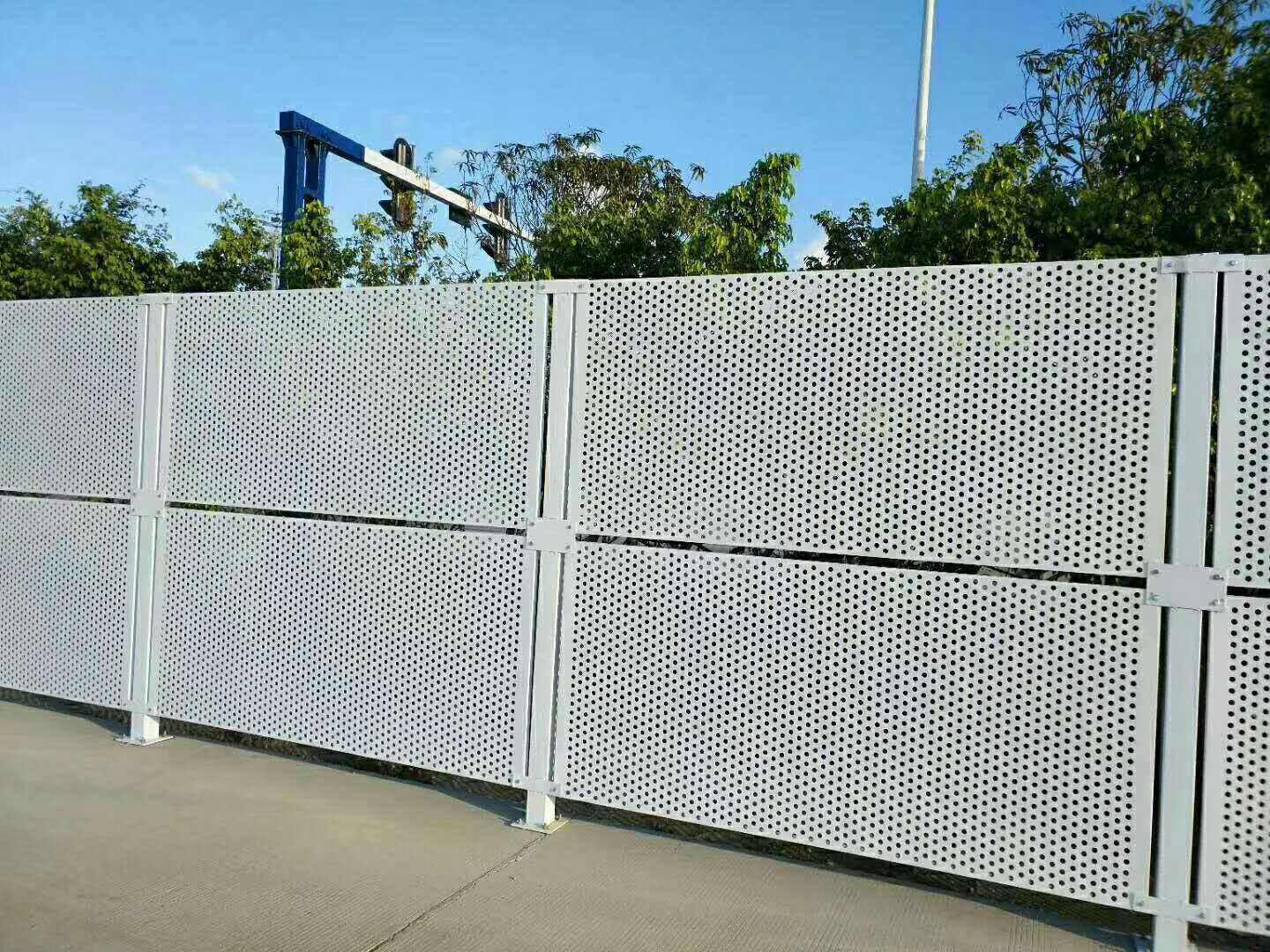 沖孔網(wǎng)護欄圖片3