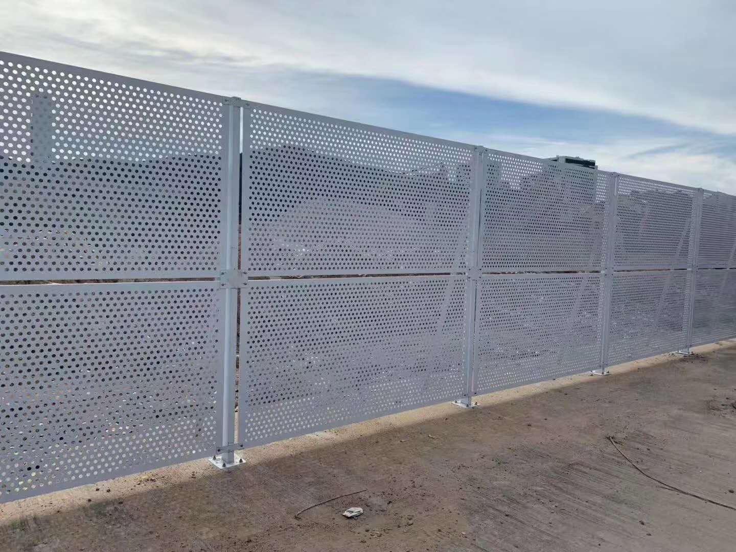 沖孔網(wǎng)護欄圖片4