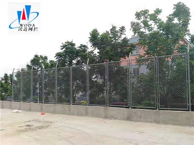 鋼板網護欄圖片8 鋼板網護欄圖片8