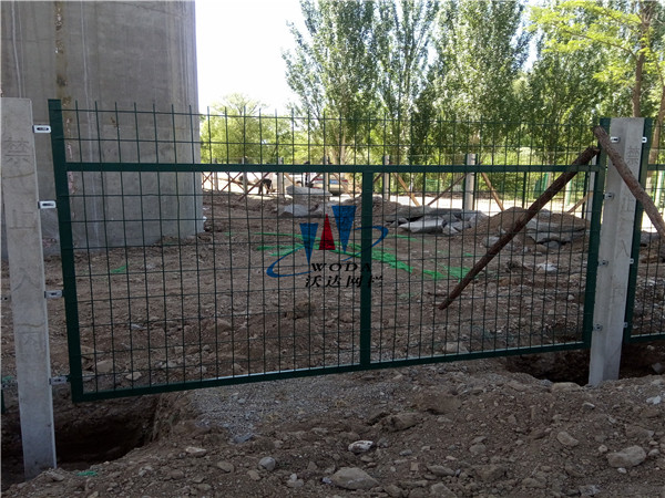 鐵路護欄_金屬柵欄網片工程案例圖片2 鐵路護欄_金屬柵欄網片工程案例圖片2